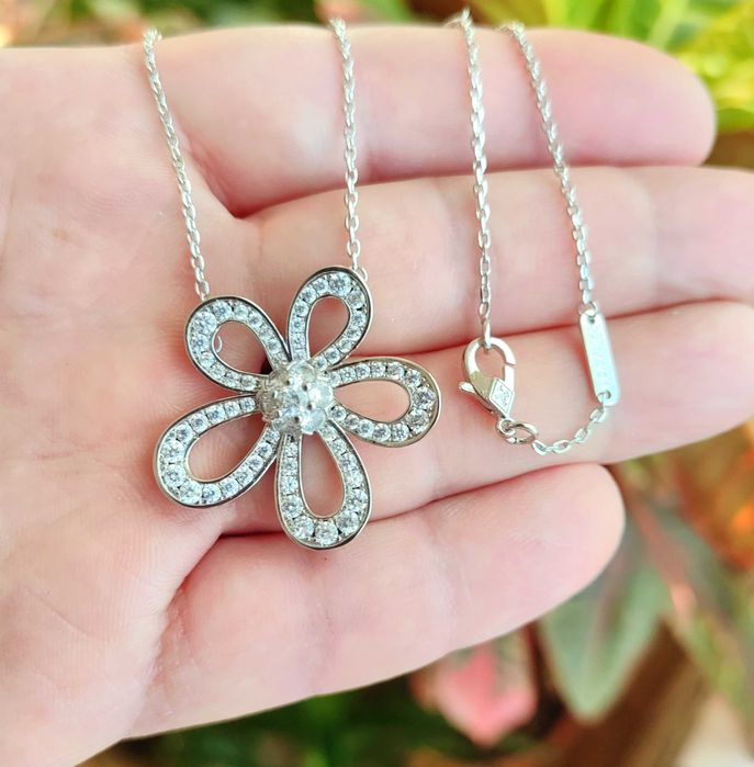 Дамско Колие на Van Cleef Arpels VCA, Flowerlace pendant, Ван Клееф