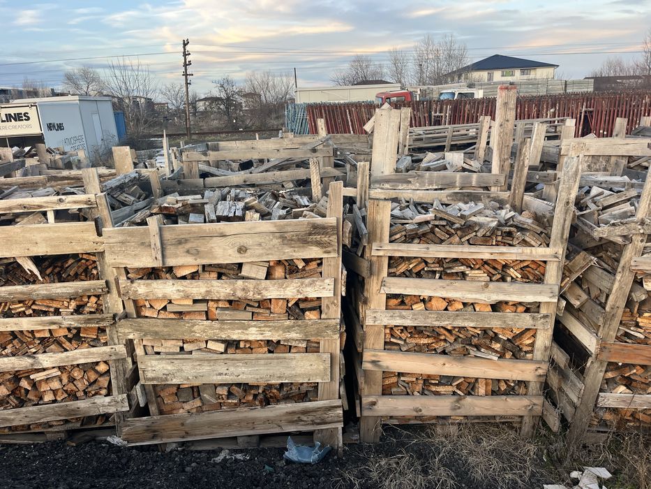 Lemn foc paletizat din deseuri constructii.