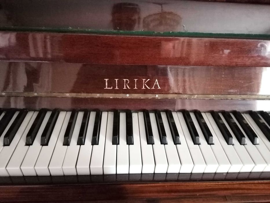 Продам пианино Лирика