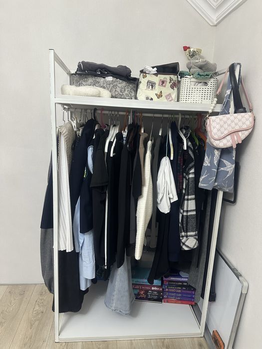 Продаются стеллажи для одежды 5000т