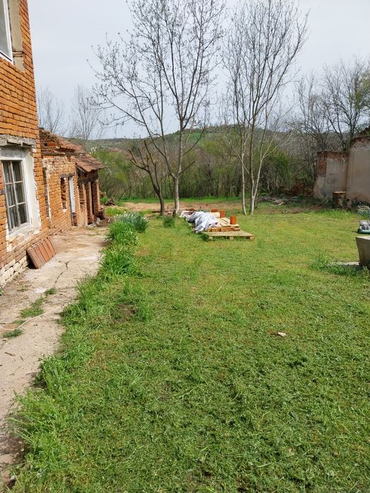 Продавам къща в с.Писарово общ.Искър обл Плевен на 2 етажа ,двор гараж