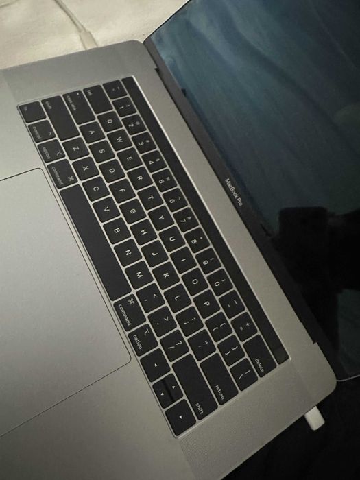 MacBook Pro 15″ Touch Bar 2018, i7 2.2 GHz, 16 GB, AMD Radeon Pro 555X