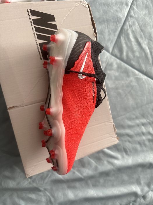 Продам бутсы красного цвета