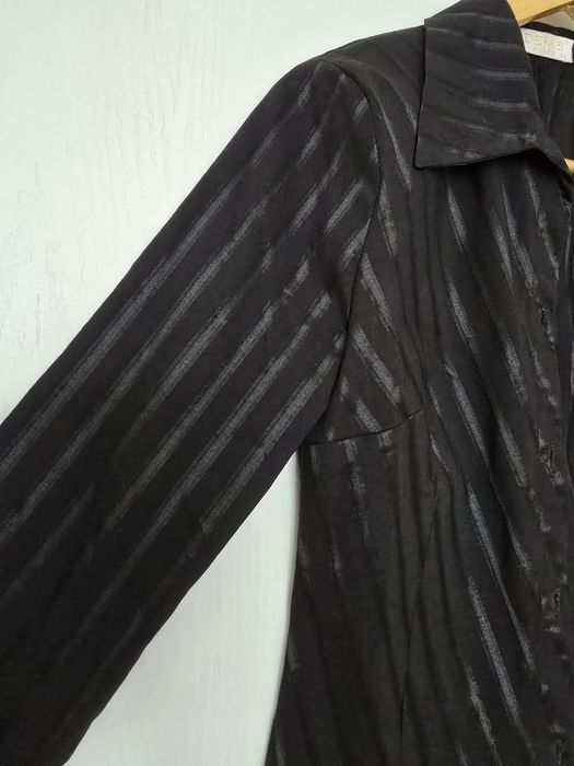 Черна раирана риза