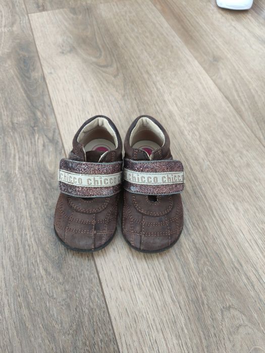 Vând papuci Chicco 19