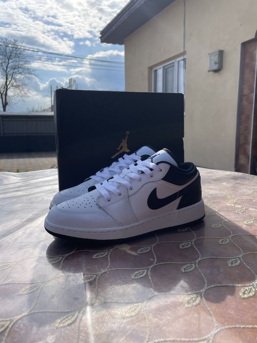 Jordan 1 low black and white