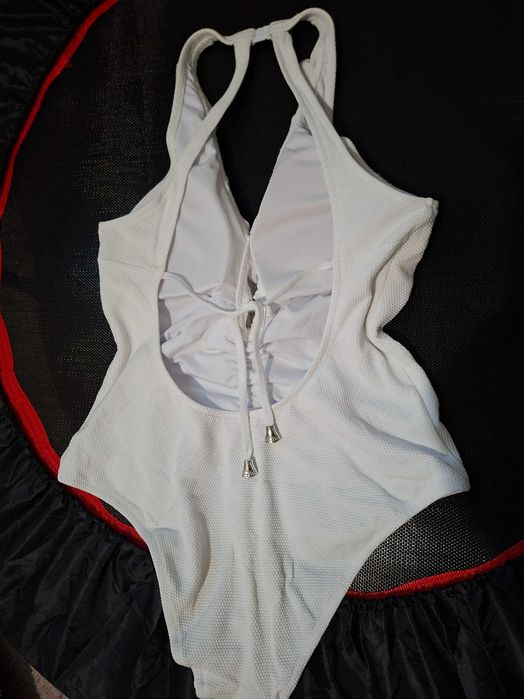 Бански костюми. Черен и бял.