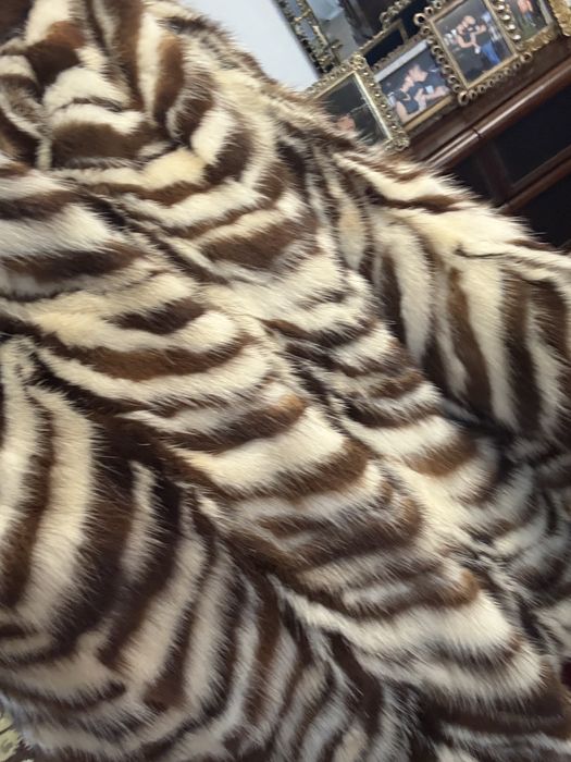 Haina de blana de nurca, alb cu maro