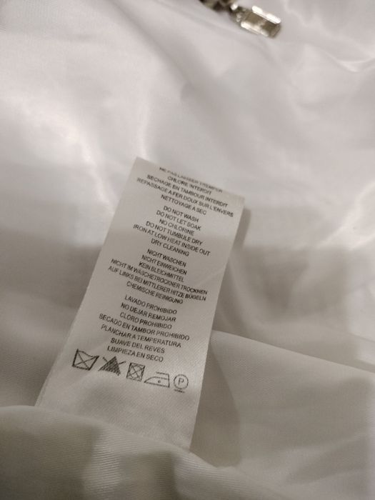 Vând Geaca Dior aproape nouă.