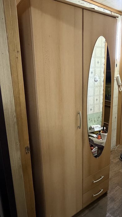 Продам шкаф с зеркалом и без зеркала.