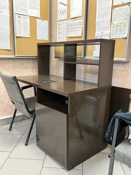 Продам компьторный стол со стеклом.