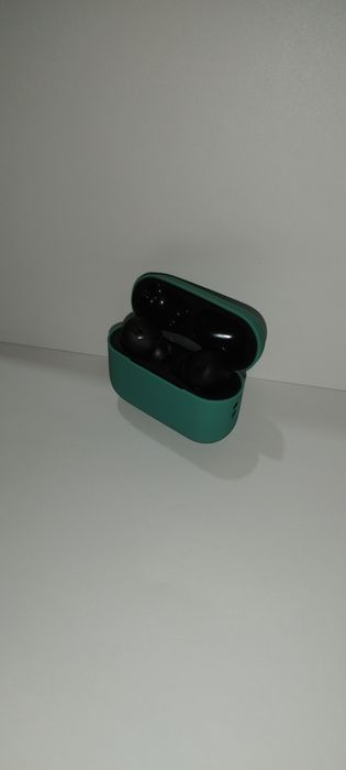 Продавам airpods слушалки трето поколение с подарък калъф