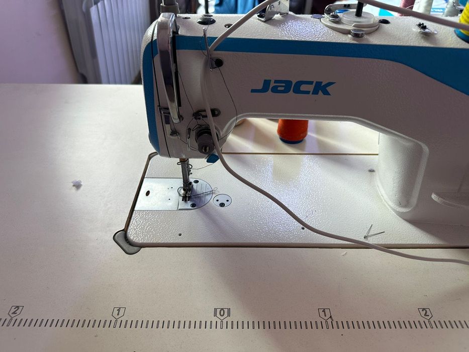 Продам швейную машинку