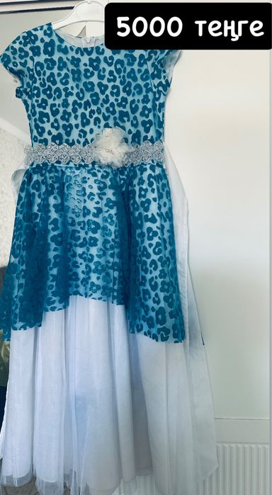 Киімдер сатылады