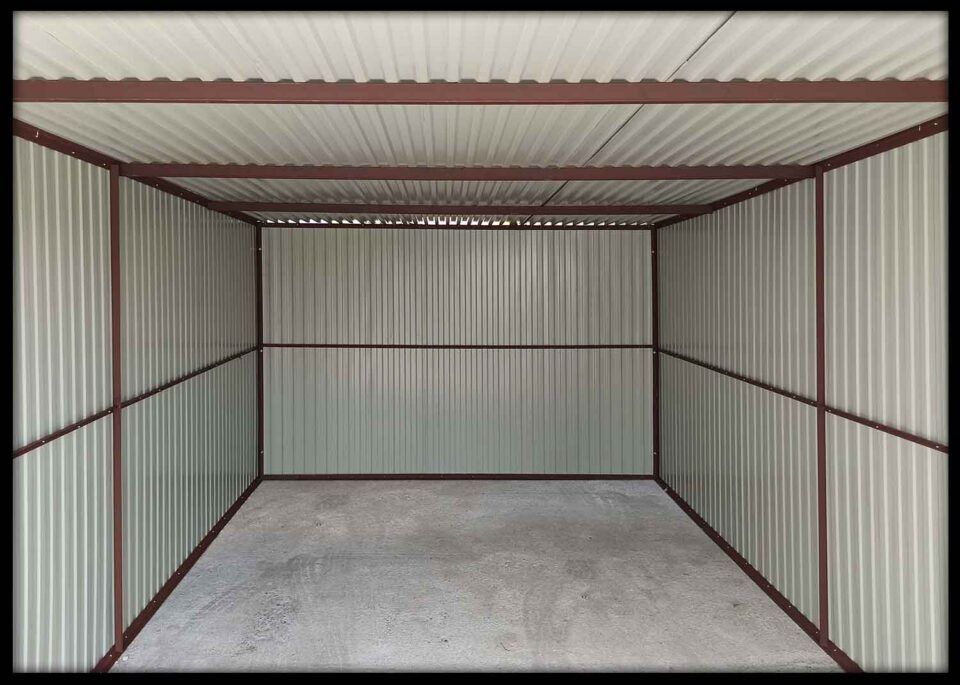 Vand garaj auto pe structura metalica