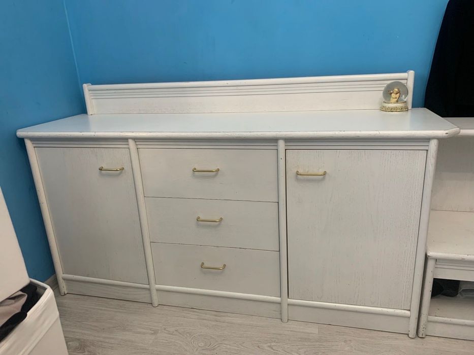 Два комплекта мебели