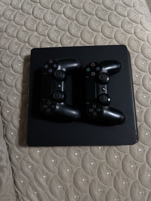 Продам пс4 слим 1000 гб в отличном состояние