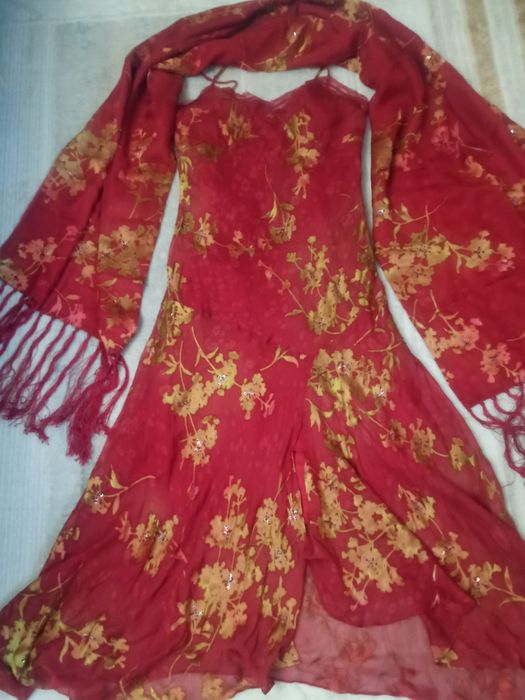 Вечернее платье с палантином.