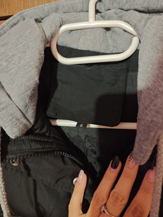 Черна грейка с качулка