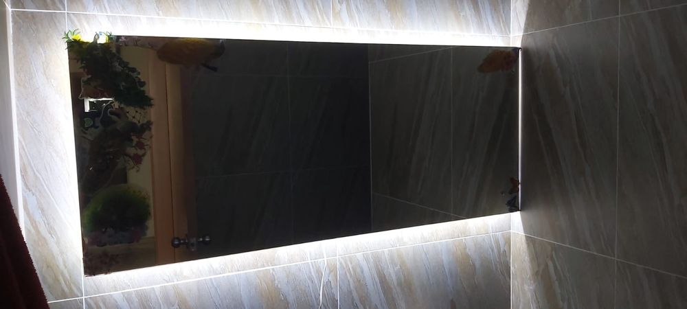 Зеркало продаётся с подсветкой