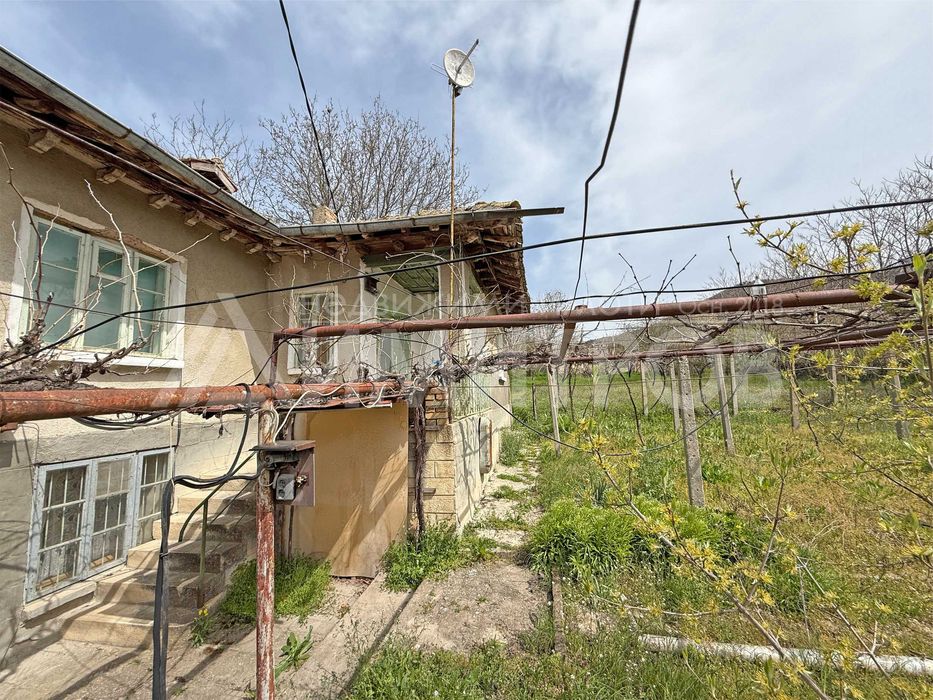 Продава автентична селска къща с кладенец в с. Памукчии, общ. Нови пазар (обл. Шумен).