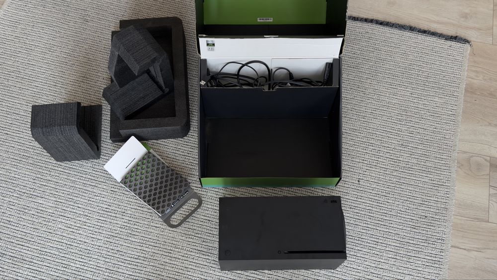 Xbox Series X 1TB с коробкой, консоль в хорошем состоянии
