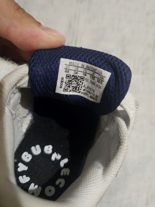 Това са детски бебешки маратонки Adidas  в бяло и тъмносин цвят.