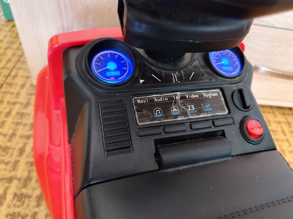 Детска кола за бутане с родителски контрол