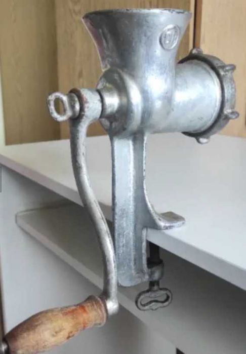 Месомелачка ръчна + приствка за колбаси