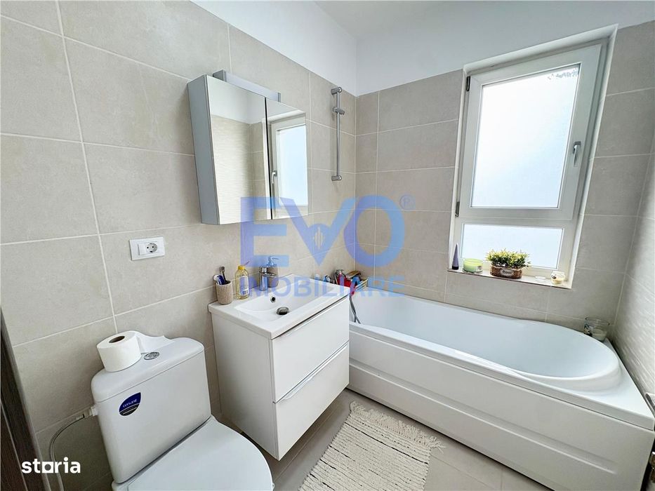 Apartament cu 3 camere, prima inchiriere, geam la baie, zona Rediu