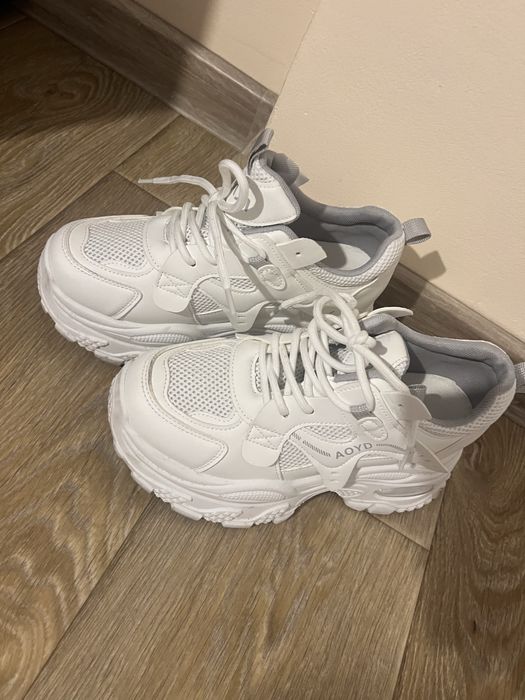 Бели маратонки на платформа