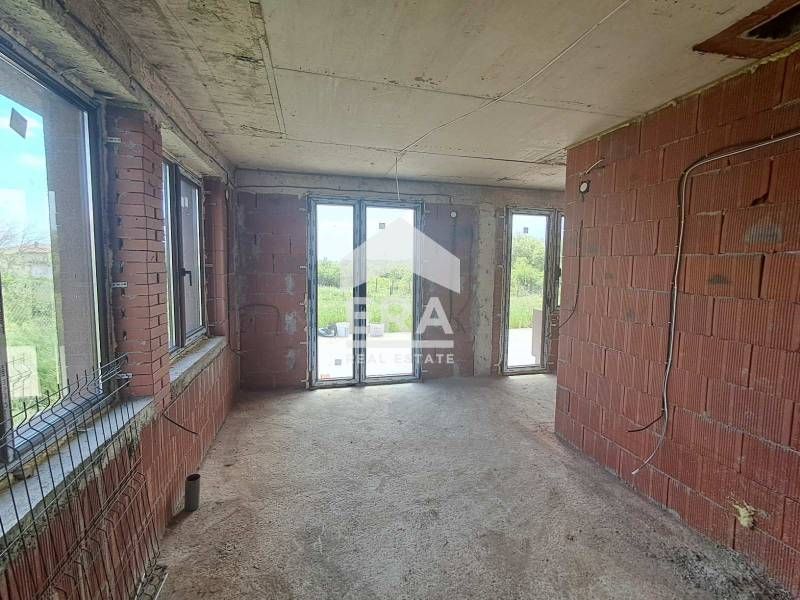 Едноетажна новопостроена къща за продажба, с три спални и двор, в с. Г