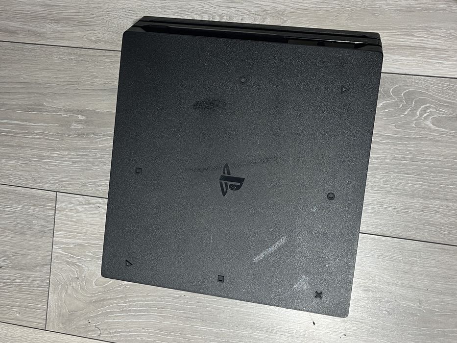 Vand playstation 4 pro de 1TB cu 2 console + GTA 5 si FIFA 25