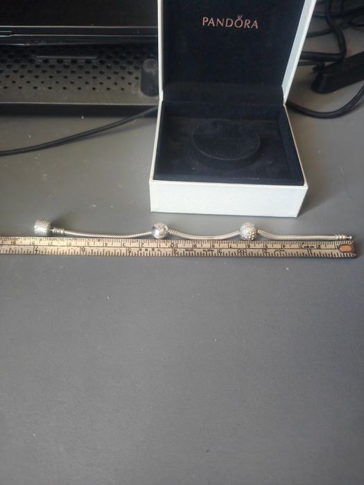 Vând 2 talismane Pandora și Sabrini.