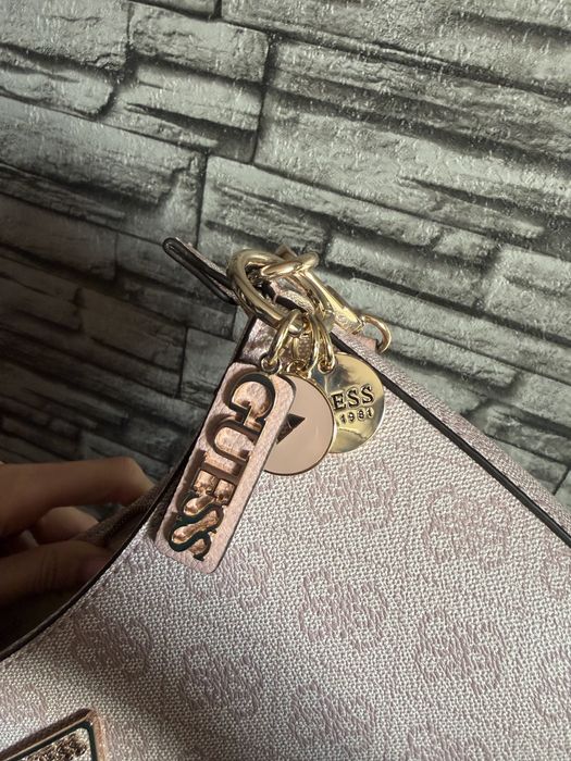 Розова чанта Guess