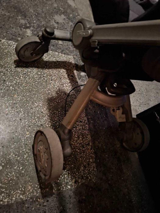 Кош за новородено chicco i move с колела