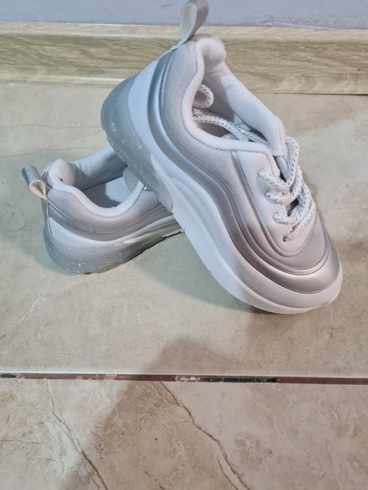 Adidasi cu lumini Primark