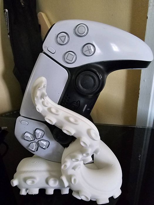 Подставка для контроллера PS5 в виде щупальца