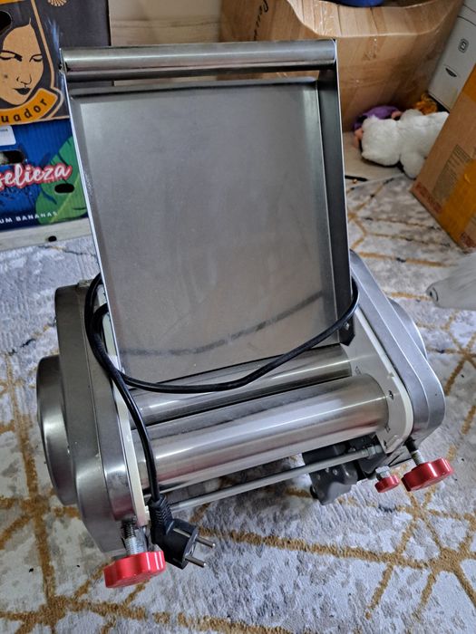 Тестораскаточная машинка