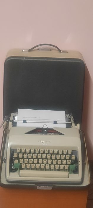 Mașină de scris Olympia Monica