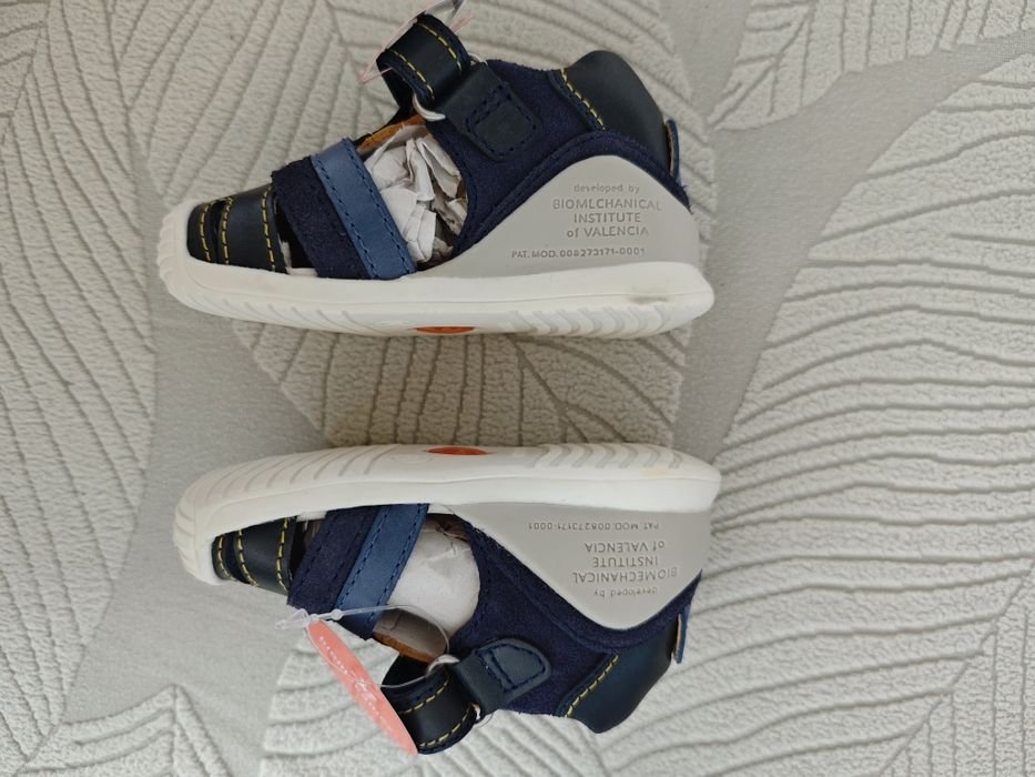 Чисто нови кожени бебешки сандали Biomecanics 18 размер