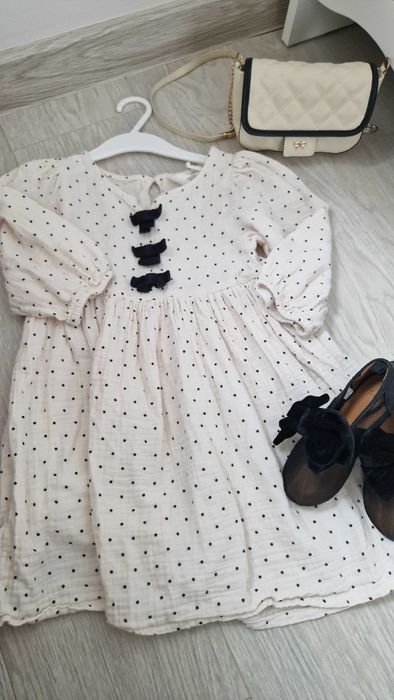Бяла рокля на точки от муселин/памук на H&M за 3-4 години.