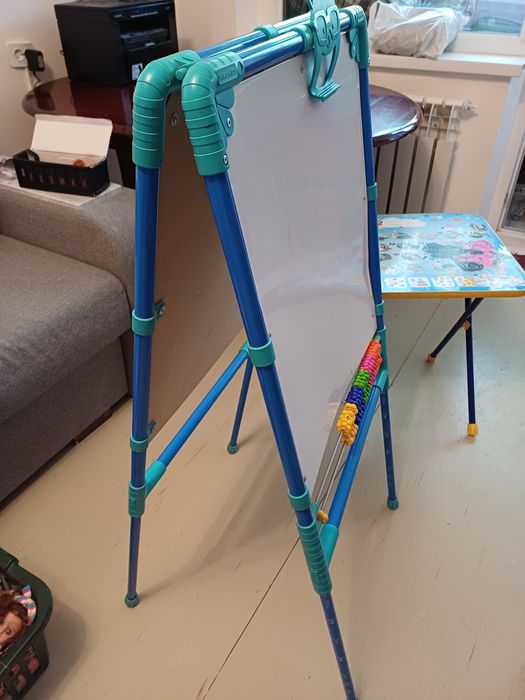 Продам детский мольберт и столик