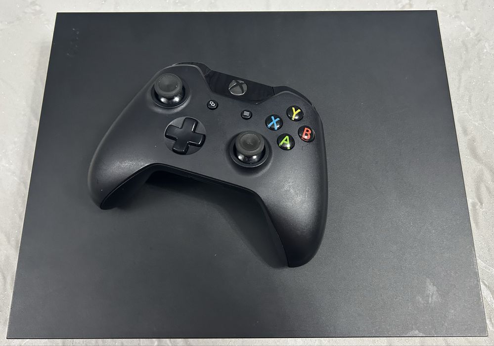 Xbox One X 1 ТБ SSD + 2 геймпада