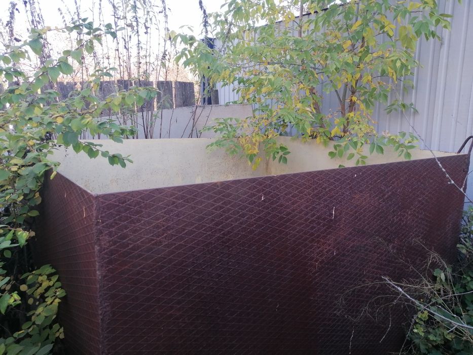 Продам емкость металлическую объемом 3,6 куб. м продам