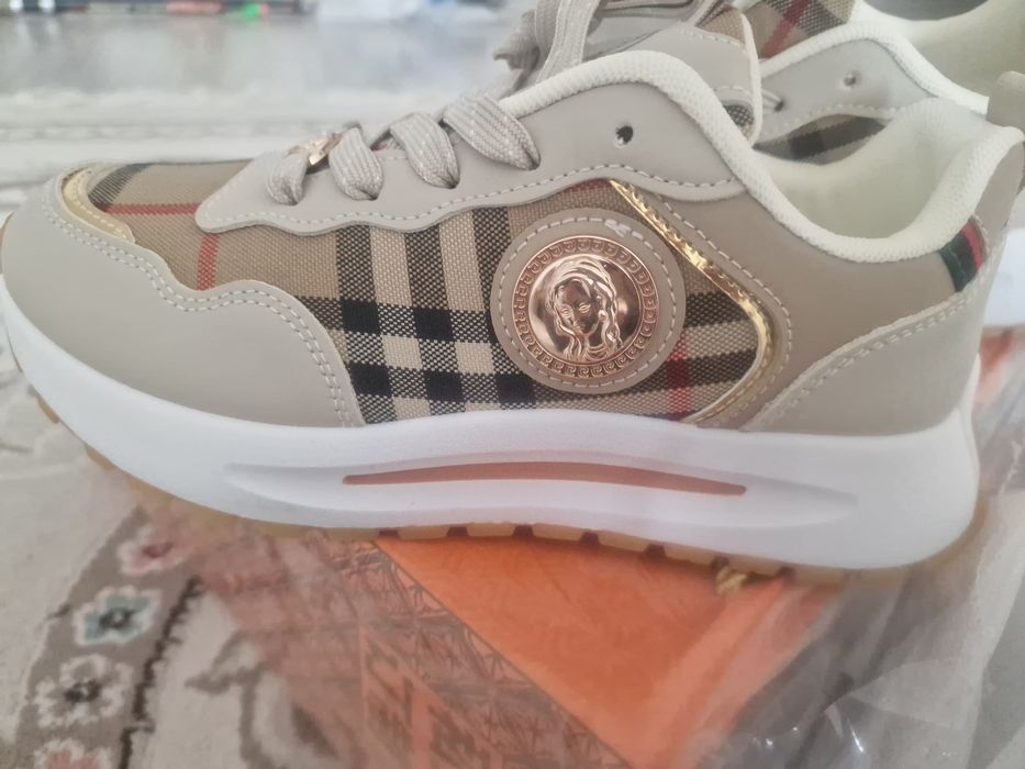 Продам новые кроссовки