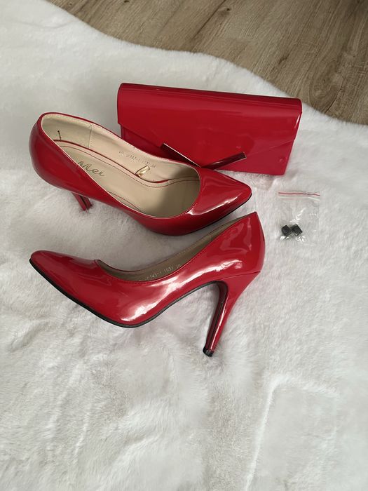 Pantofi rosii stileto