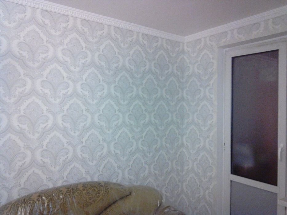 Поклейка обоев .