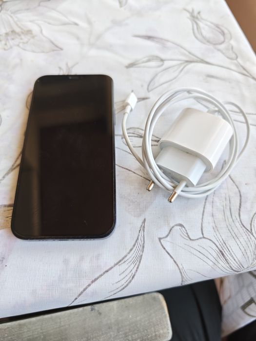 Apple iPhone 12, 128GB, Black/Черен, добро състояние + подаръци