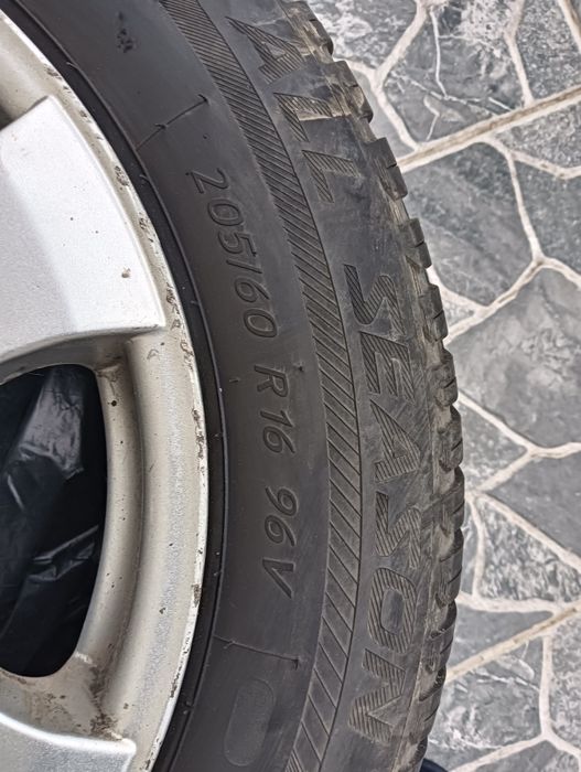 Vând set de 4 cauciucuri + cadou Genti